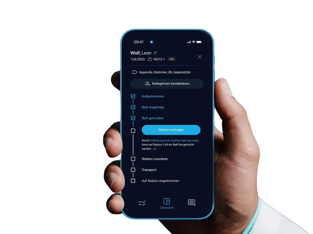 Pflegekraft mit dem sqior Assistenten auf dem Smartphone